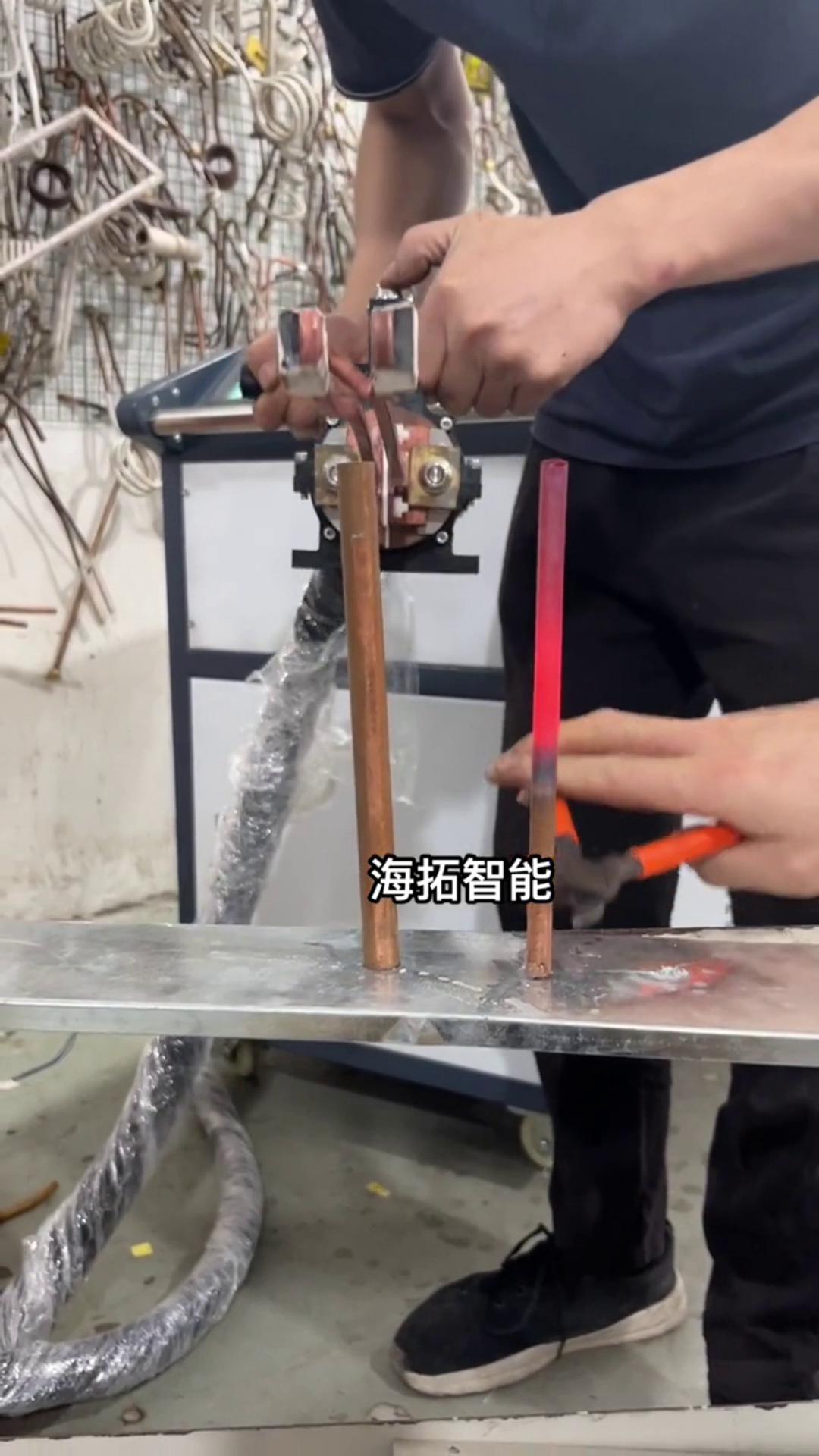 銅管加熱退火有難度嗎？沒有！只要用了海拓智能感應(yīng)加熱設(shè)備，什么淬火退火加熱焊接一切都不是問題。 
