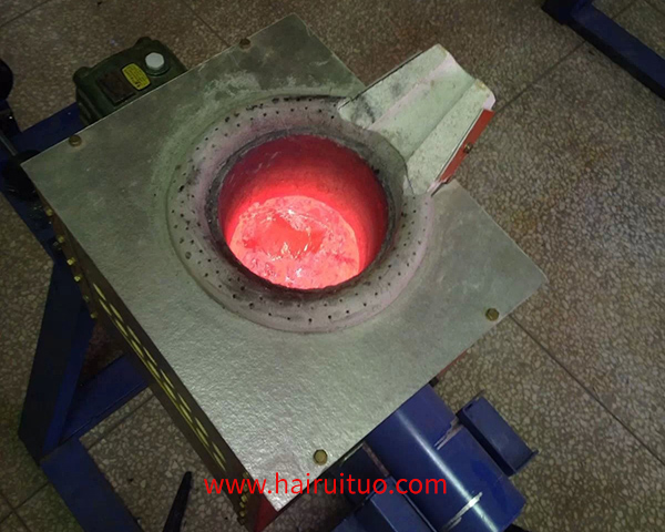 小型實驗熔煉爐，特別是用于熔煉銅的中頻電爐，是實驗室或小規(guī)模生產(chǎn)環(huán)境中常用的設(shè)備