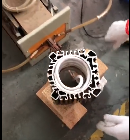 中頻感應加熱設備在電機熱裝工藝中的應用:精準控溫實現(xiàn)無應力裝配(圖4) 中頻感應加熱設備在電機熱裝工藝中的應用:精準控溫實現(xiàn)無應力裝配(圖4)