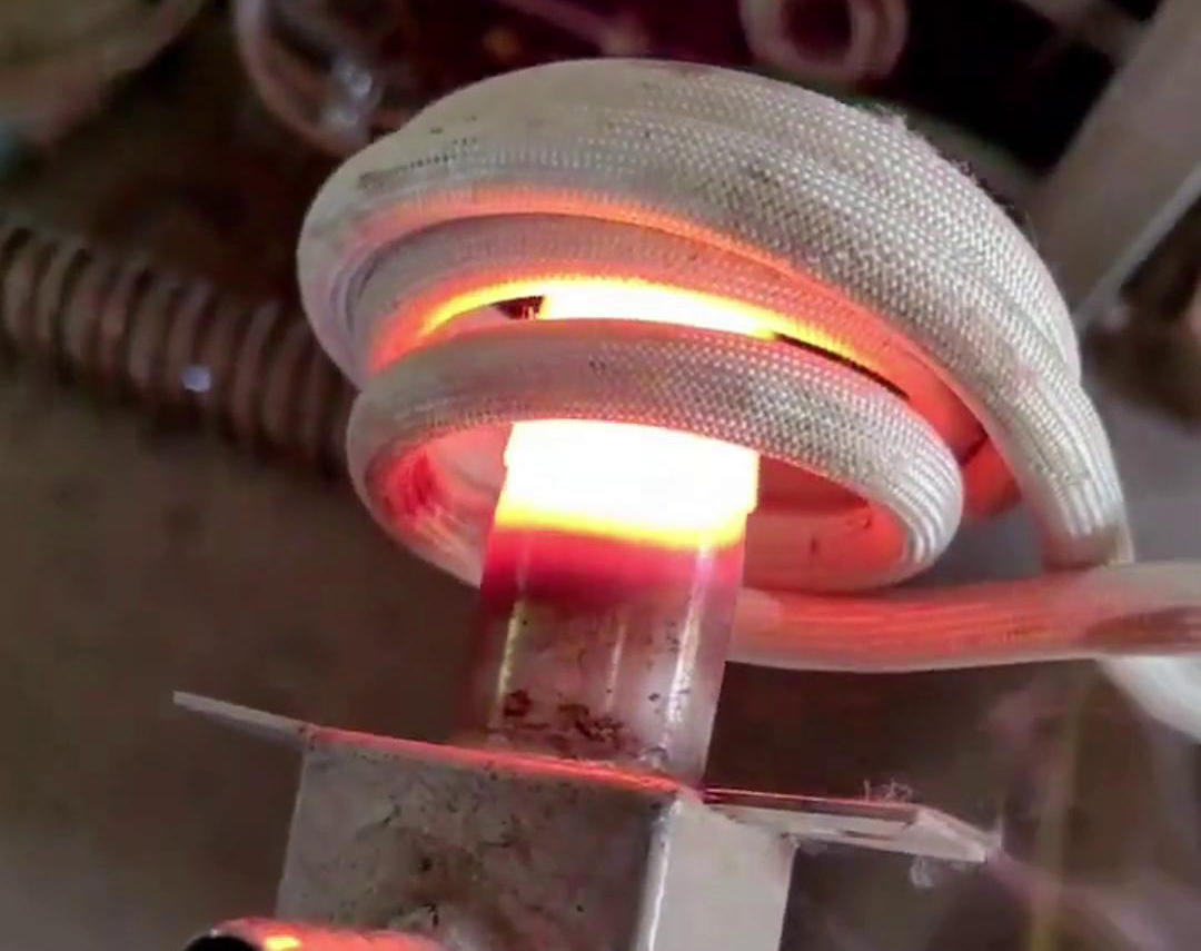 手持式高頻機加熱不銹鋼管是一種高效、精確的加熱方法