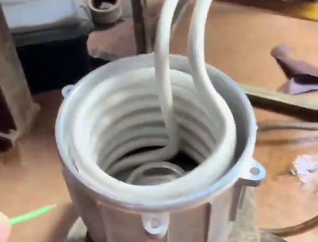 在電機(jī)裝配中，使用高中頻感應(yīng)加熱設(shè)備進(jìn)行軸套或軸承的熱裝確實是一種常見的裝配方法