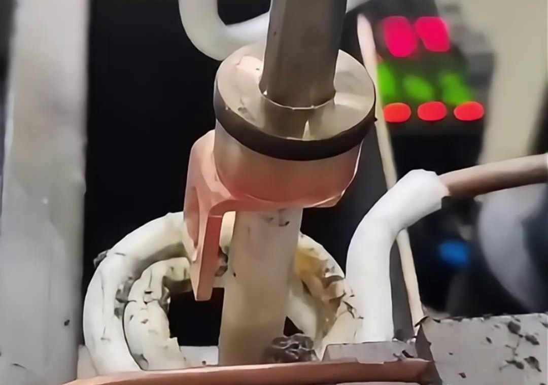 保險絲座是這樣的焊接的，原來是用了高頻自動化釬焊機來完成焊接