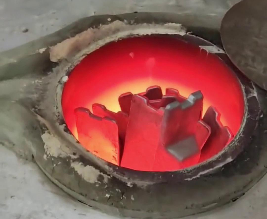 根據(jù)客戶特定的熔煉需求、生產(chǎn)規(guī)模、場(chǎng)地條件等因素，專門(mén)設(shè)計(jì)和制造的中頻感應(yīng)熔鋁爐