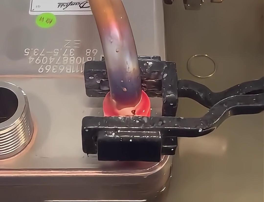手持式高頻焊機，它在散熱器銅鋁焊接領(lǐng)域表現(xiàn)出色