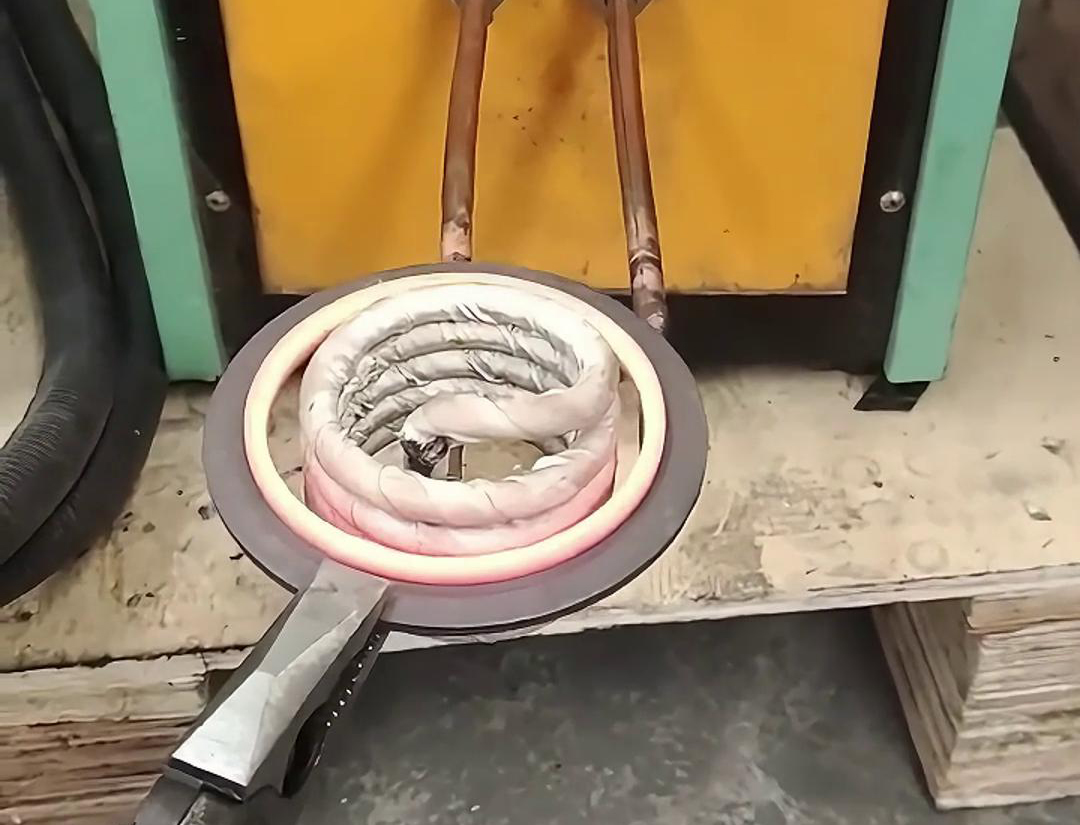 內(nèi)孔加熱，就用高頻加熱機(jī)，因為它只要220V電壓
