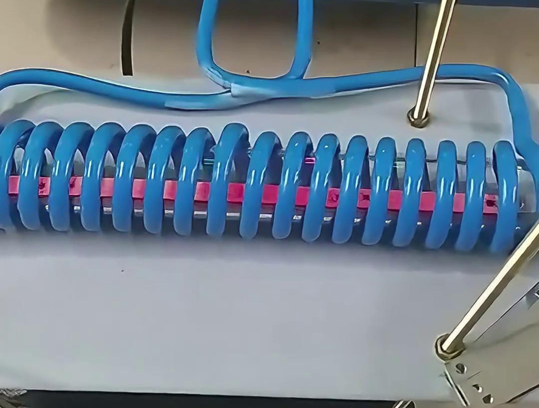 高頻加熱機(jī)在鋼棒折彎過(guò)程中能夠快速加熱鋼棒實(shí)現(xiàn)退火處理(圖2)