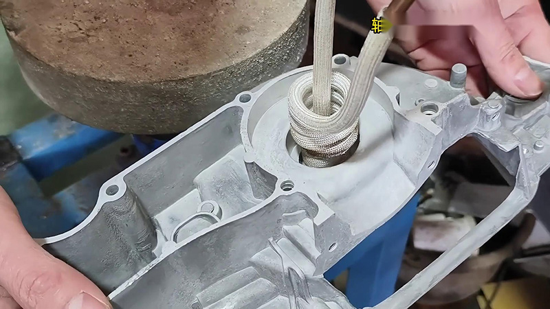 鋁殼使用高頻加熱機加熱內孔，然后軸承熱裝配