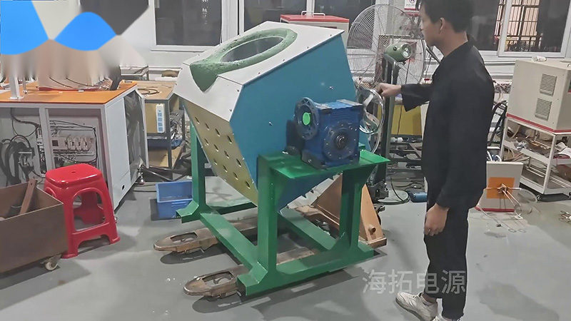 客戶定制的300公斤中頻熔煉爐，手搖傾倒式熔銅爐
