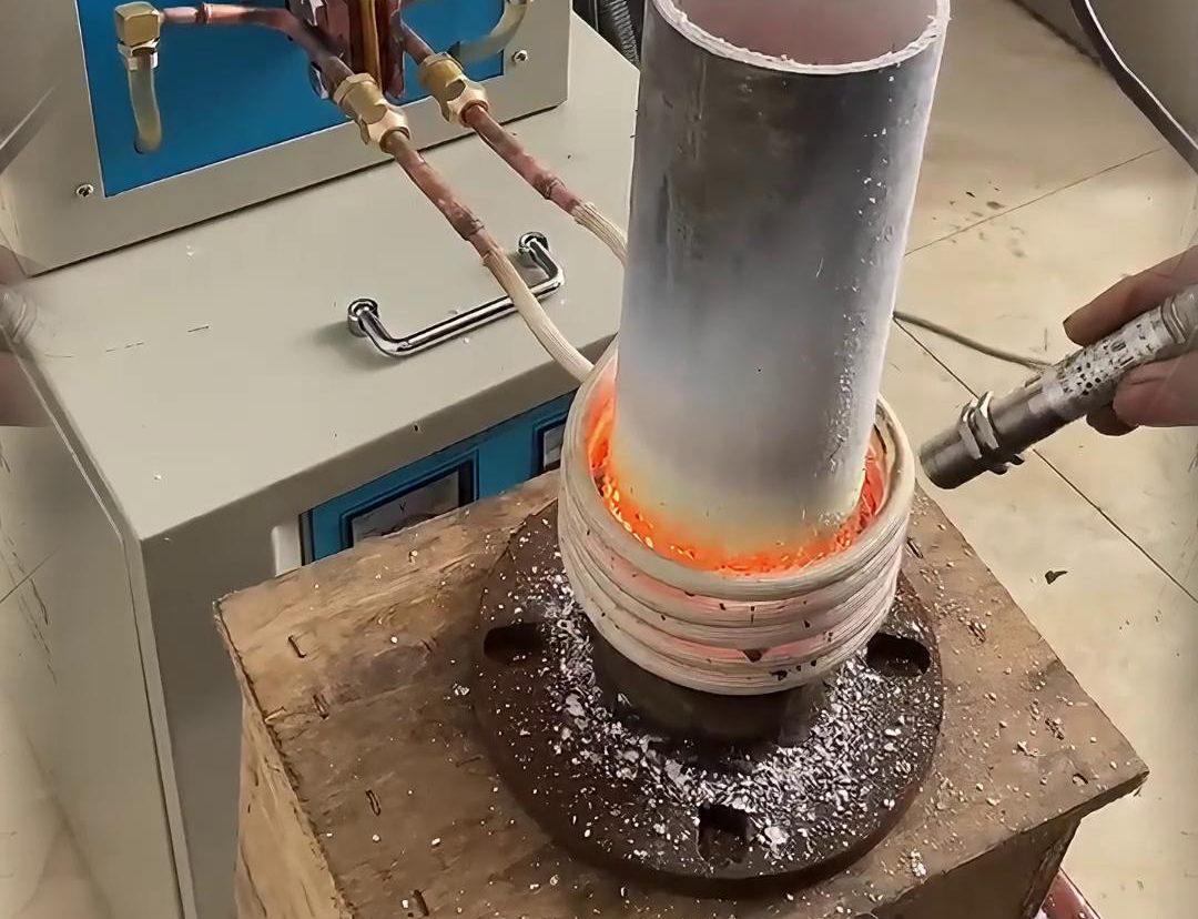 這是高頻加熱機(jī)對(duì)鋼管加熱，可以根據(jù)需求配備溫控監(jiān)測(cè)