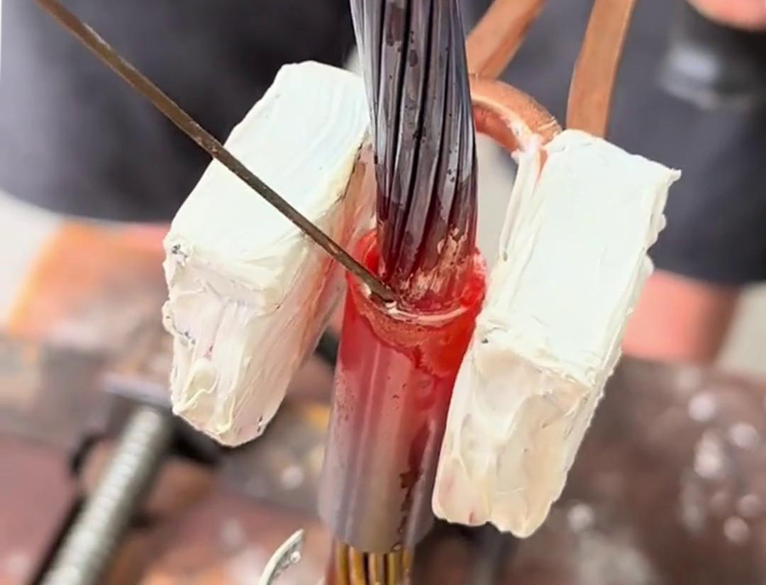 手持式高頻焊機(jī)可以廣泛應(yīng)用于銅電纜的維修、組裝和制造等領(lǐng)域的焊接使用