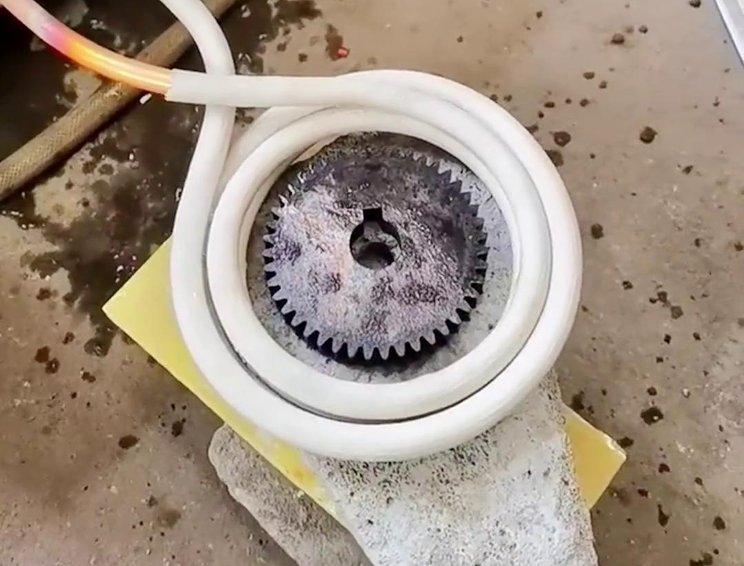 高頻淬火設(shè)備能夠使齒輪的齒根和齒面溫度升高，而心部保持原狀