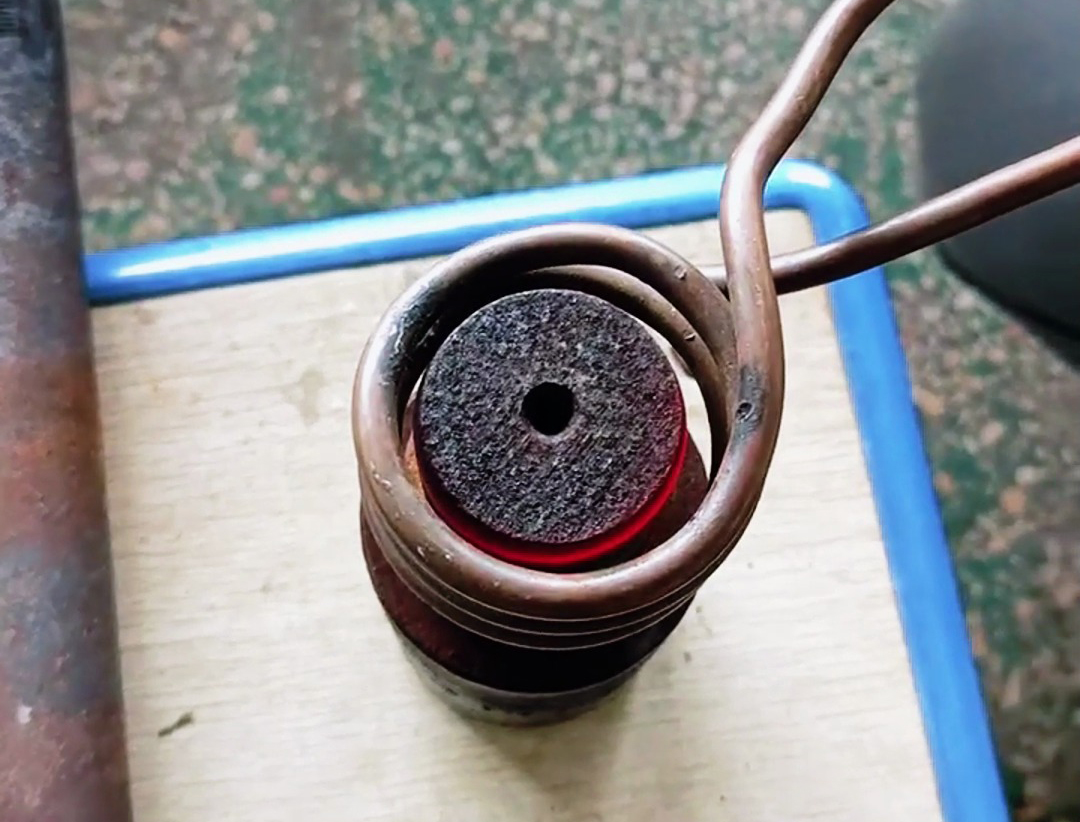 實(shí)心棒料加熱實(shí)驗(yàn)，采用了25KW的軟鏈接高頻感應(yīng)加熱設(shè)備進(jìn)行加熱