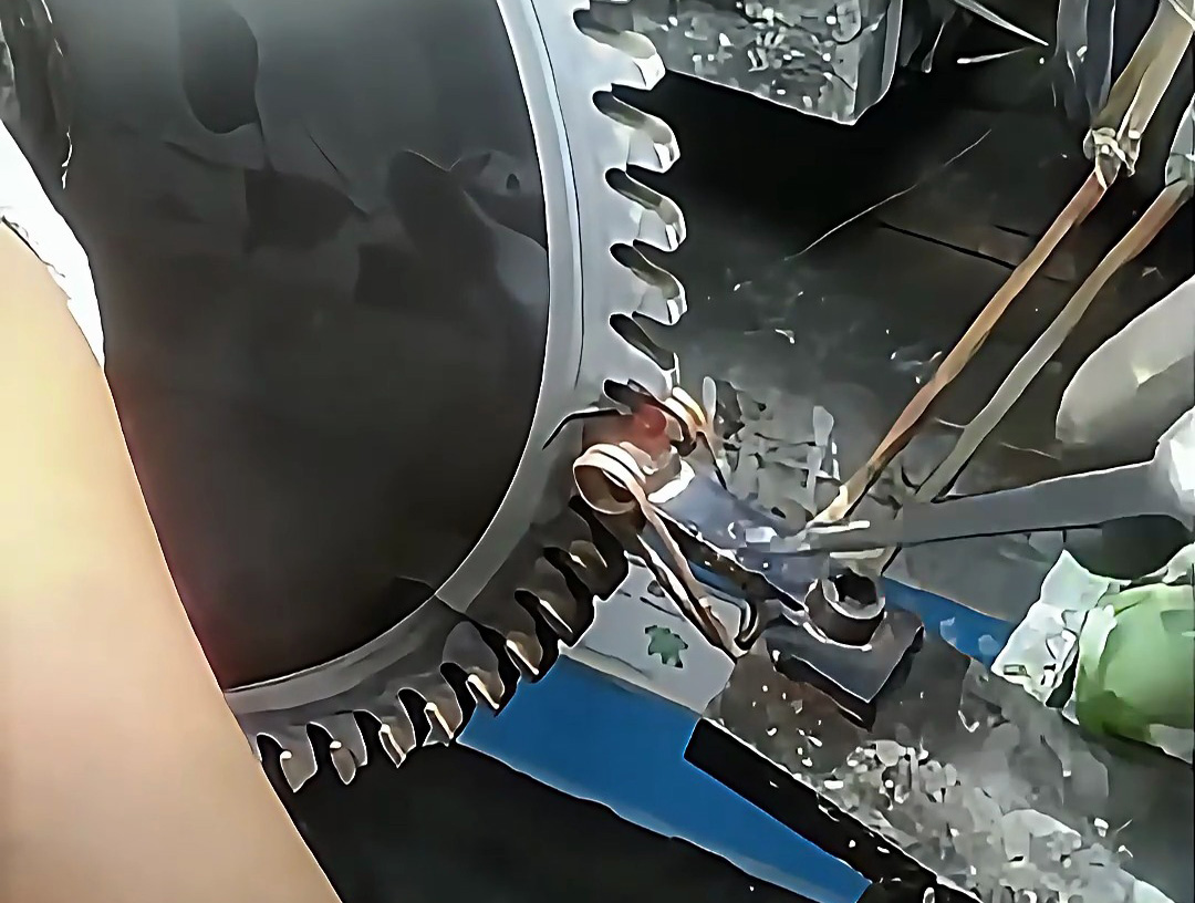 海拓高頻焊機(jī)：合金鋸齒焊接的高效精確解決方案