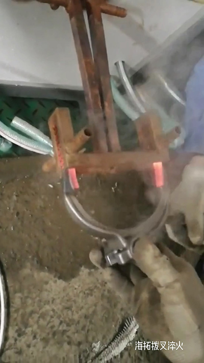 高頻加熱機(jī) 撥叉淬火，1.7秒一個(gè)，質(zhì)量杠杠滴