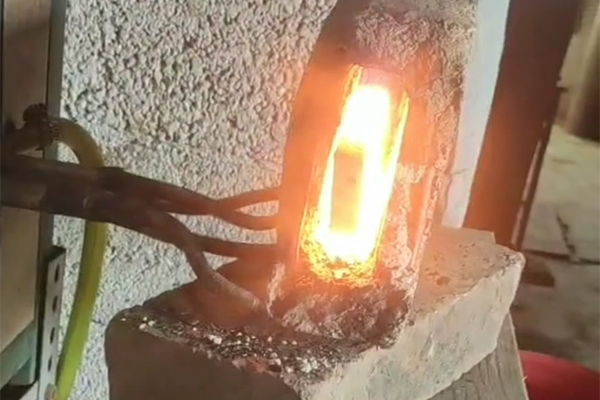 打鐵也要與時(shí)俱進(jìn)，以前燒碳加熱鋼件，現(xiàn)在都用感應(yīng)加熱設(shè)備了